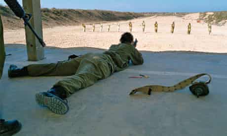 A female IDF soldier in the shooting range