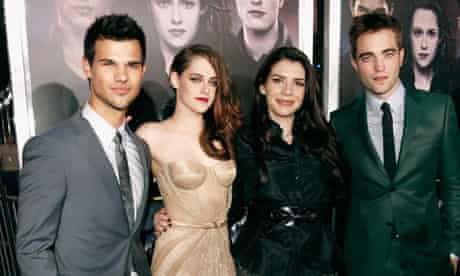 Breaking Dawn - Teil 2 Premiere in LA.Taylor Lautner, Kristen Stewart, Stephenie Meyer und Robert Pattinson bei der Twilight Saga: Breaking Dawn - Teil 2 Premiere in LA. Foto: Jeff Vespa / WireImage