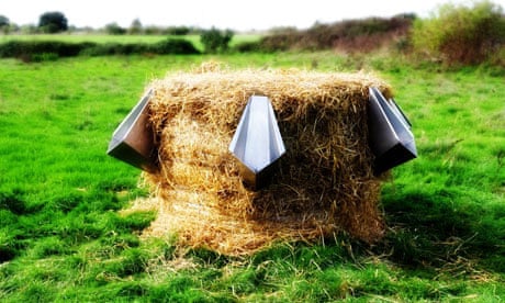 L'Uritonnoir: the straw bale urinal that makes compost from