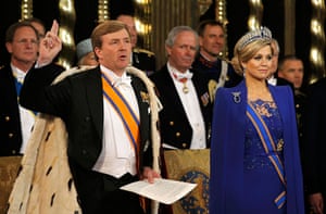 King Willem inauguration: King Willem-Alexander takes the oath next to his wife 