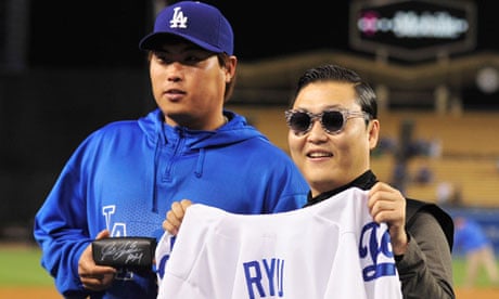 Gentleman Ryu Hyun-Jin gives jersey to Psy after Dodgers beat Rockies, MLB