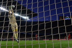 barca v bayern 2: Bayern Munich's goalkeeper Manuel Neuer saves the ball