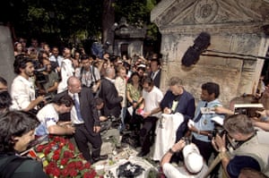 Ray Manzarek: Ray Manzarek pays tribute at Jim Morrison's Paris grave