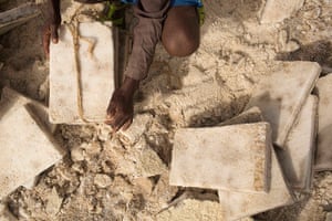 FTA: Siegfried Modola : A worker ties together slabs of salt