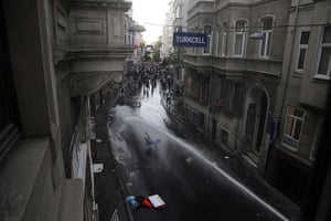 Rioting in Turkey: Protestors clash with riot police