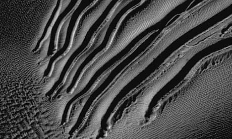 Mars dune with gullies in Russell crater