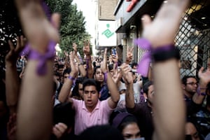 iran election celebration: Iranians wear purple wrist bands 