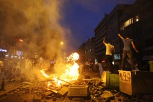 Turkey unrest: Istanbul barricade