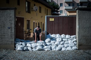 flooding: Rescuers and civilians prepare for further flooding in Easter Germany