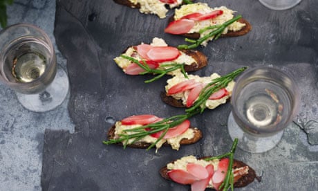 Crab toasts with samphire and radishes