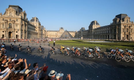 Froome and co pass the Louvre.