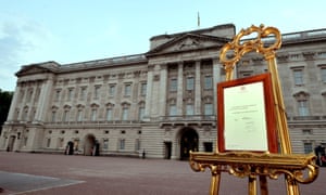 A notice formally announcing the birth of a son to Britain's Prince William and Catherine, Duchess of Cambridge, is placed outside Buckingham Palace.