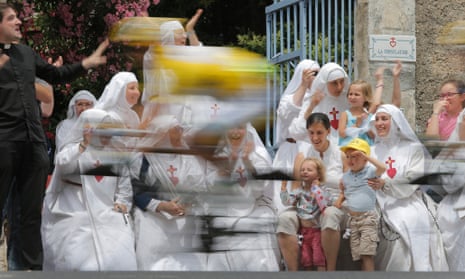 Nuns of the Monastere de la Consolation in Draguignan cheer the yellow jersey of Simon Gerrans.