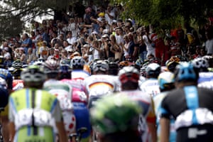 Tour de France stage 5: Spectactors look at the peloton