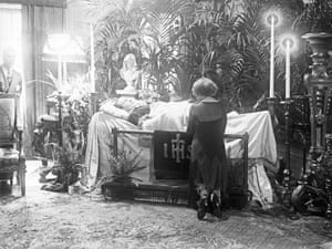 Funeral Of Rudolph Valentino 1926 A Picture From The Past Funeral Of Rudolph Valentino 1926 A Picture From The Past
