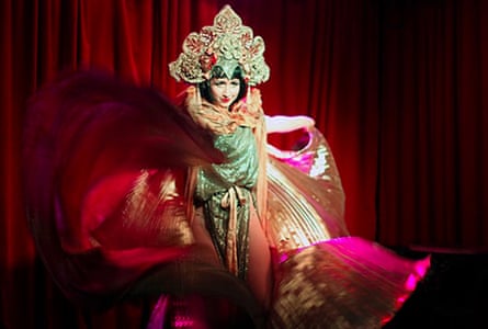 Burlesque: The erotic art of keeping clothes on, Fashion