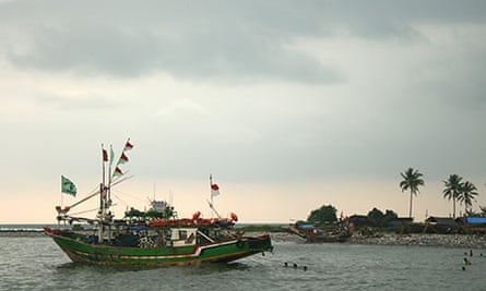 A fishing boat in the bay of Labuhan.