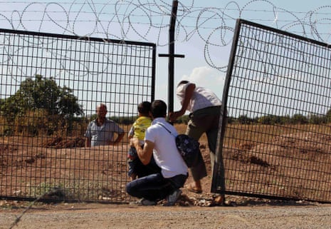 Civilians try to enter Turkey illegally at the Bab Al-Salam border crossing September 9, 2013. REUTERS/Molhem Barakat