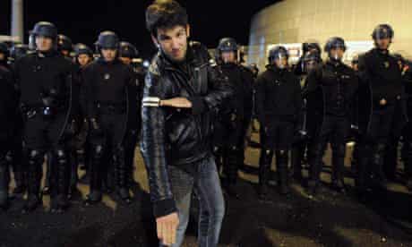A man performs a quenelle in front of police in Nantes