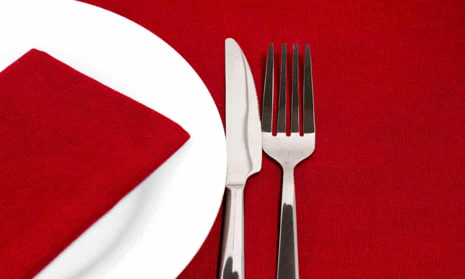 C20879 Kife and fork with white plate on red tablecloth fork knife place plate silverware table setting dinner white red cutlery food clean formal meal lunch fancy china cuisine eat elegant empty utensil restaurant shine flatware porcelain nutrition dining stoneware color tablecloth view napkin image overhead nobody dine Christmas dishes dinnerware brunch breakfast