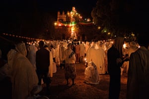 FTA: Carl de Souza: Pilgrims pray by candlelight 