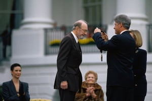 Pete Seeger: Bill Clinton awards the National Medal of the Arts to Seeger