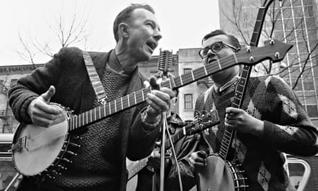 Pete Seeger performing at a rally in New York in 1975
