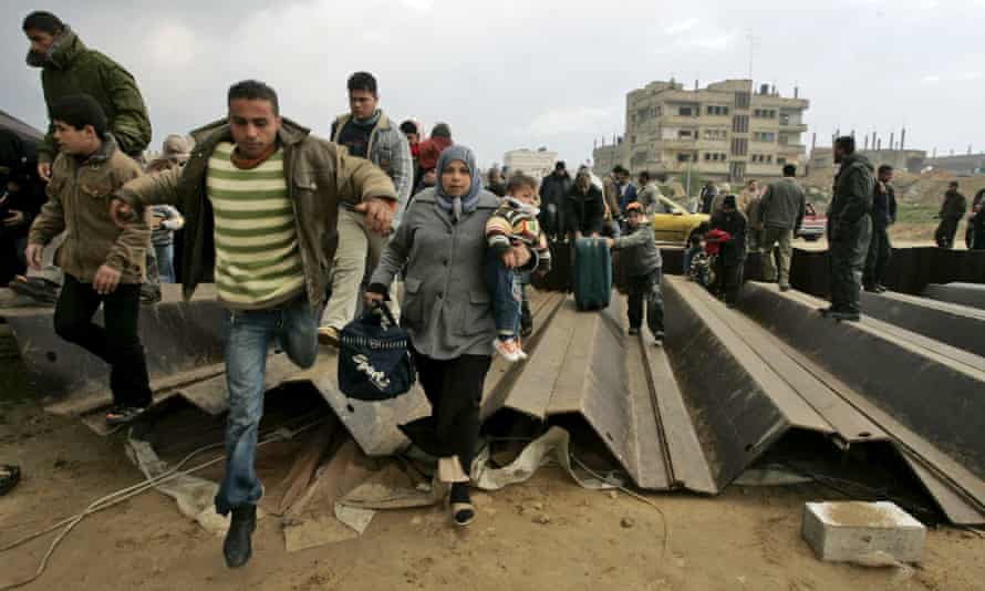 Palestinians crossing the border into Egypt