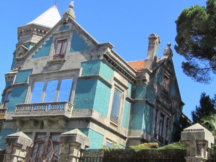 A vacant palace on Bonjardim Street, Porto