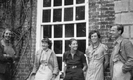 Pamela Mitford (left) with friends including Bryan Guinness (Diana’s husband) at Biddesden, 1933.