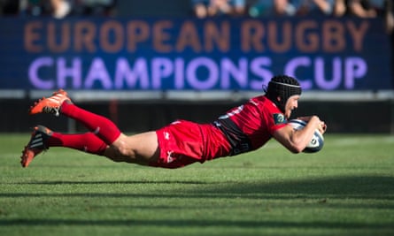 Toulon's Matt Giteau dives over to score during the win over Scarlets.
