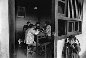 The Ching Chung Hwa family having lunch under Mao Zedong’s portrait at the People’s commune of Ma Cheo, China, 1964.