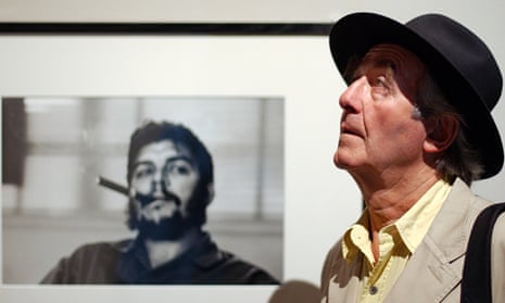 René Burri in front of his most famous photograph of the revolationary Che Guevara, which he took in