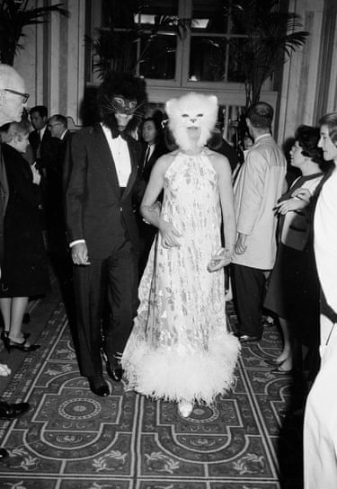 Oscar de la Renta's life and fashion in pictures | scar de la Renta | The Guardian Oscar de la Renta's life and fashion in pictures | scar de la Renta | The Guardian