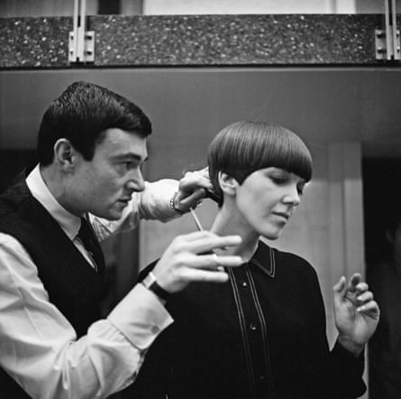 Vidal Sassoon gives Mary Quant a hair cut.