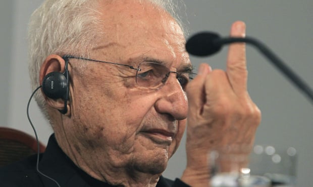 Frank Gehry giver journo the finger