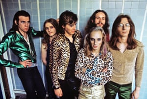 Andy Mackay, Paul Thompson, Bryan Ferry, Brian Eno, Phil Manzanera, Rik Kenton, Roxy Music posed group shot at the Royal College Of Art in London on July 5 1972 (Photo by Brian Cooke/Redferns)
