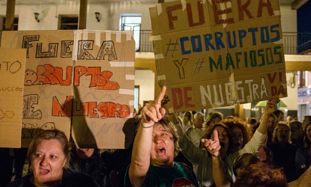 Anti-corruption protesters at Valdemoro town hall, near Madrid, on 27 October.
