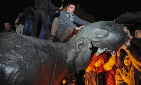 The statue of Soviet state founder Vladimir Lenin toppled by protesters in Kharkiv on 28 September.