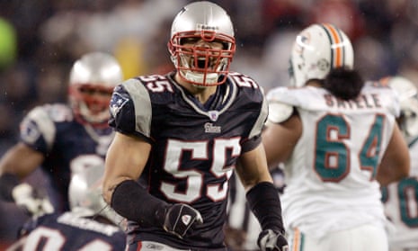 Patriots' Junior Seau walks away from the game … again