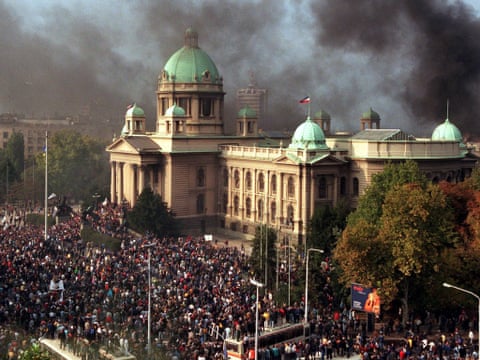 A fumaça sobe do parlamento federal iugoslavo, quinta-feira, 5 de outubro de 2000, em Belgrado. Multidões irritadas se reuniram em frente ao parlamento, enquanto colunas de manifestantes entraram na capital para uma manifestação em massa destinada como o empurrão final contra o presidente Slobodan Milosevic. A polícia usou gás lacrimogêneo para impedir que partidários da oposição entrassem no prédio do Parlamento. Sérvia (AP FOTO / Zeljko Safar) IUGOSLÁVIA OUT COMERCIAL ONLINE FORA