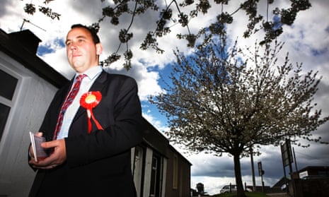 Thomas Docherty campaining in Dunfermline and West Fife on the 2010 election trail.