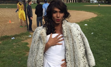 wearing lady clothes man dressed as pretty woman Men in Women's Clothing: Fashion and Beauty Trends