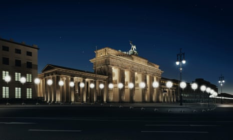 From 7 to 9 November, a light installation of 8,000 white helium balloons will be set up to trace the course of the Berlin Wall, to mark the 25th anniversary of its fall.