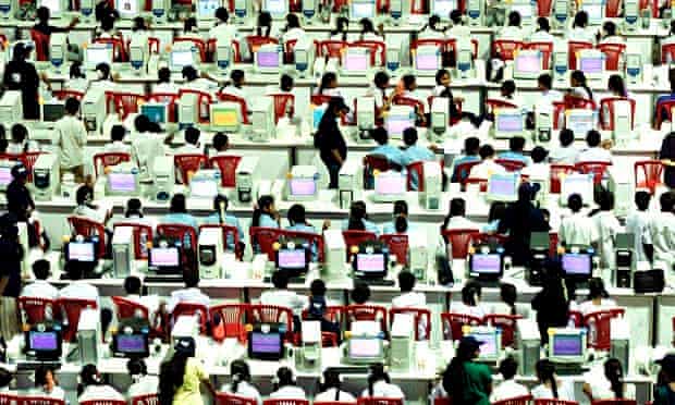 INDIAN SCHOOL CHILDREN USE COMPUTERS IN BANGALORE