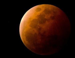 Blood moon over Townsville by Scott Weaver