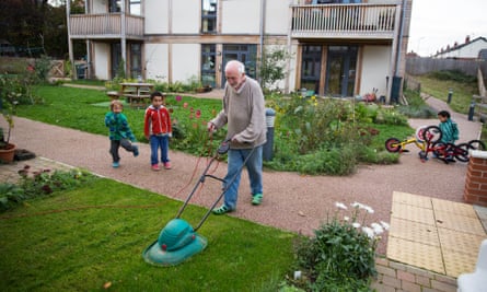 Co-housing is attractive to single people, especially in older age groups, who want to live neither in isolation nor in conventional “senior housing”.