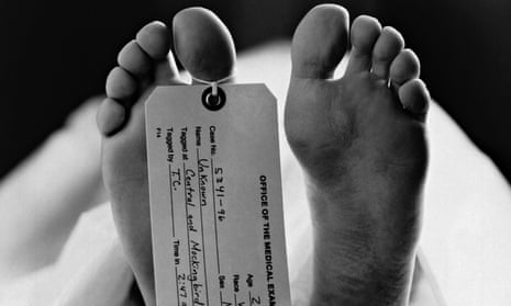 The feet of a body in a morgue with a tag around the toe