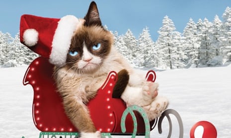 Grumpy Cat, chú mèo khó tính nổi tiếng trên internet, cũng không thể giấu đi sự thích thú với lễ hội Giáng sinh. Hãy xem Grumpy Cat Giáng sinh được biến tấu như thế nào để mang đến tiếng cười sảng khoái của mùa lễ.