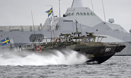 Swedish navy hunts Russian sub